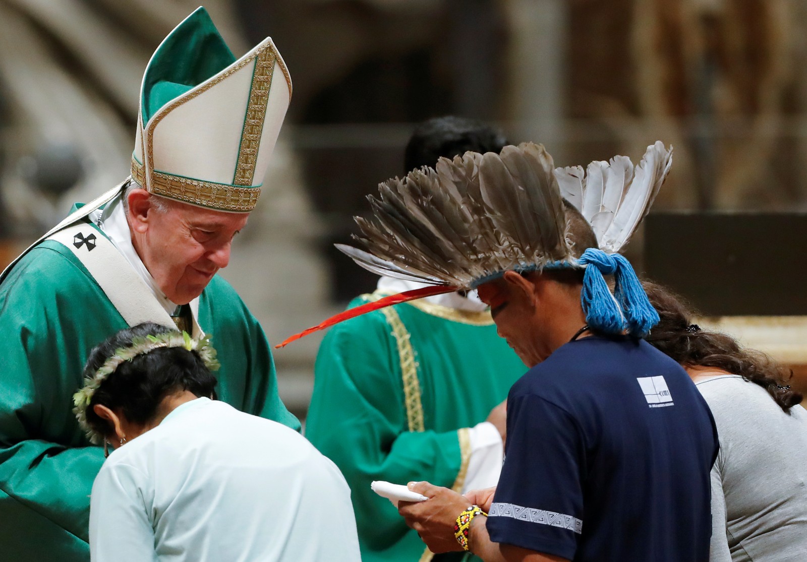 Papa recebe indígenas na abertura do Sínodo da Amazônia no domingo (6), no Vaticano
